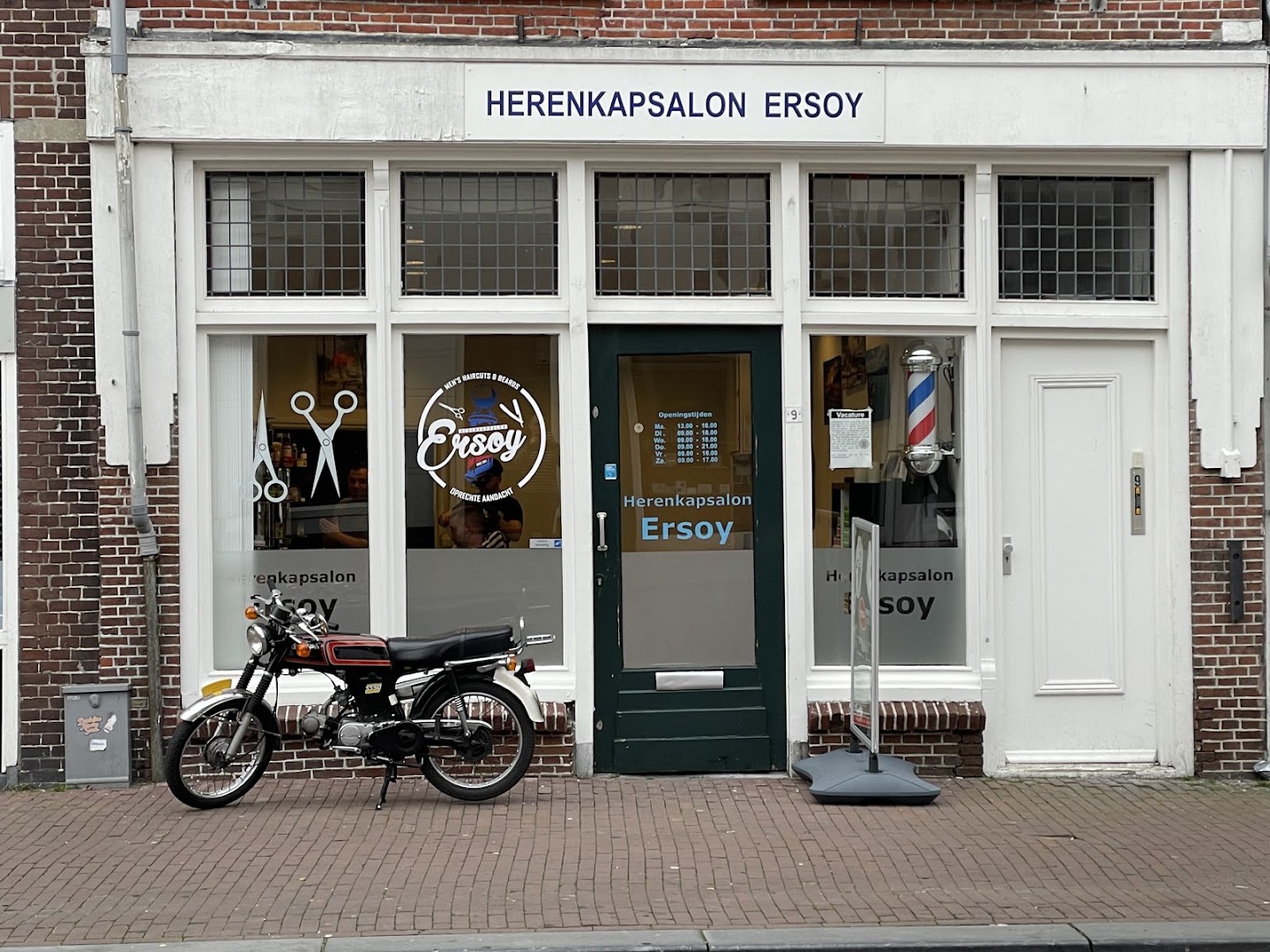 De gevel van Herenkapsalon Ersoy aan de Gedempte Poortezijlen in Sneek