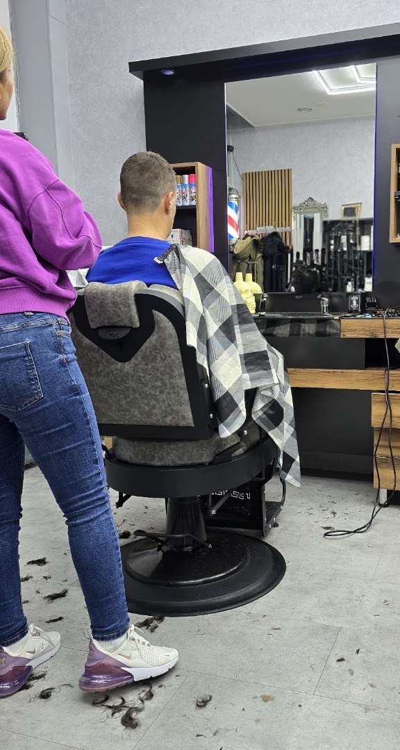 Een jonge klant in de kappersstoel bij Herenkapsalon Ersoy